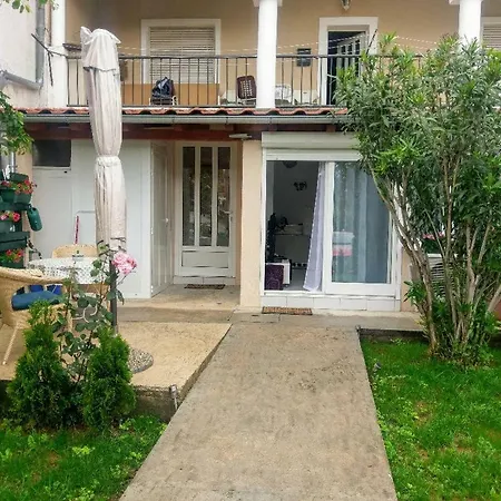 Apartmán Lovely With Garden And Terrace