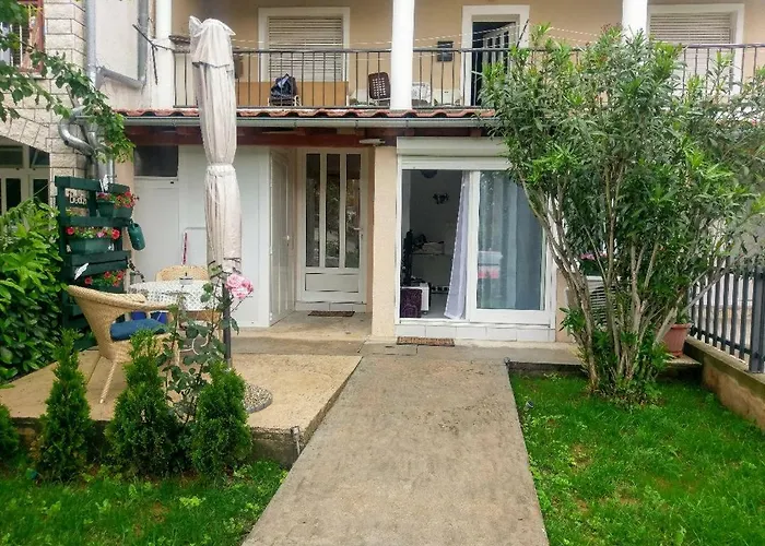 Apartmán Lovely With Garden And Terrace